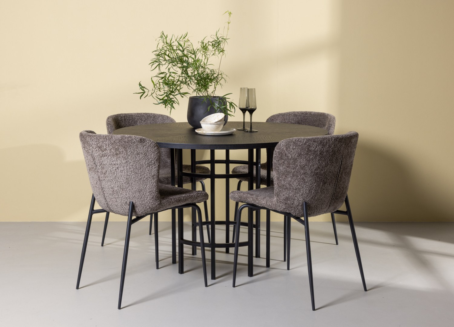 Ensemble table à manger ronde Copenhagen avec 4 chaises Modesto dans une salle à manger