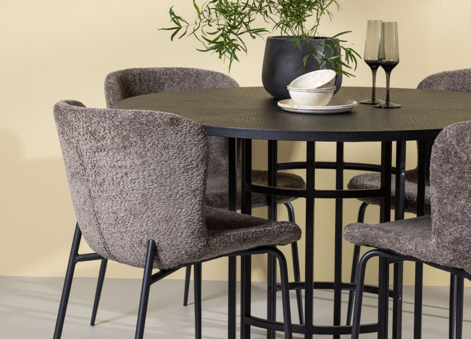Table ronde Copenhagen et 4 chaises Modesto présentées dans un intérieur contemporain
