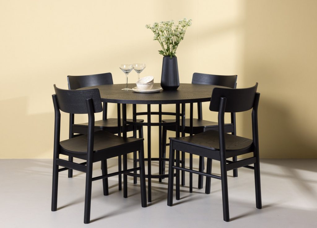 Ensemble table à manger ronde Copenhagen avec 4 chaises Montros dans une salle à manger