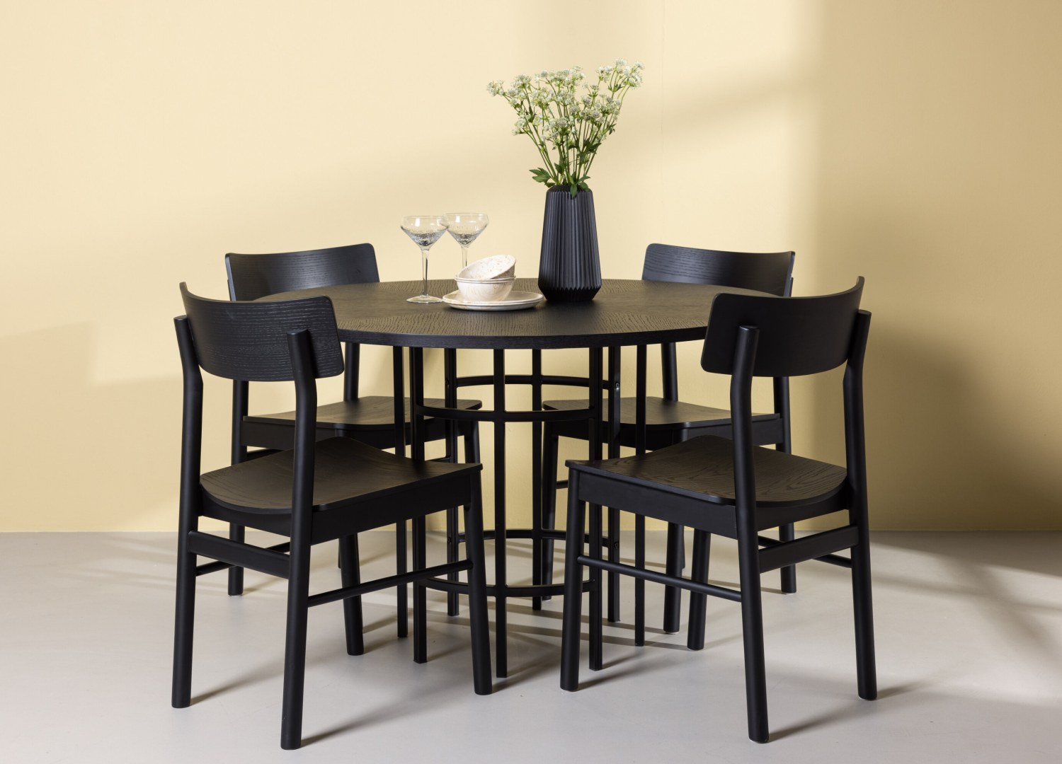 Ensemble table à manger ronde Copenhagen avec 4 chaises Montros dans une salle à manger