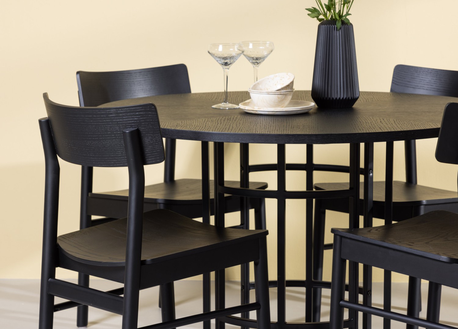 Table ronde Copenhagen et 4 chaises Montros présentées dans un intérieur contemporain