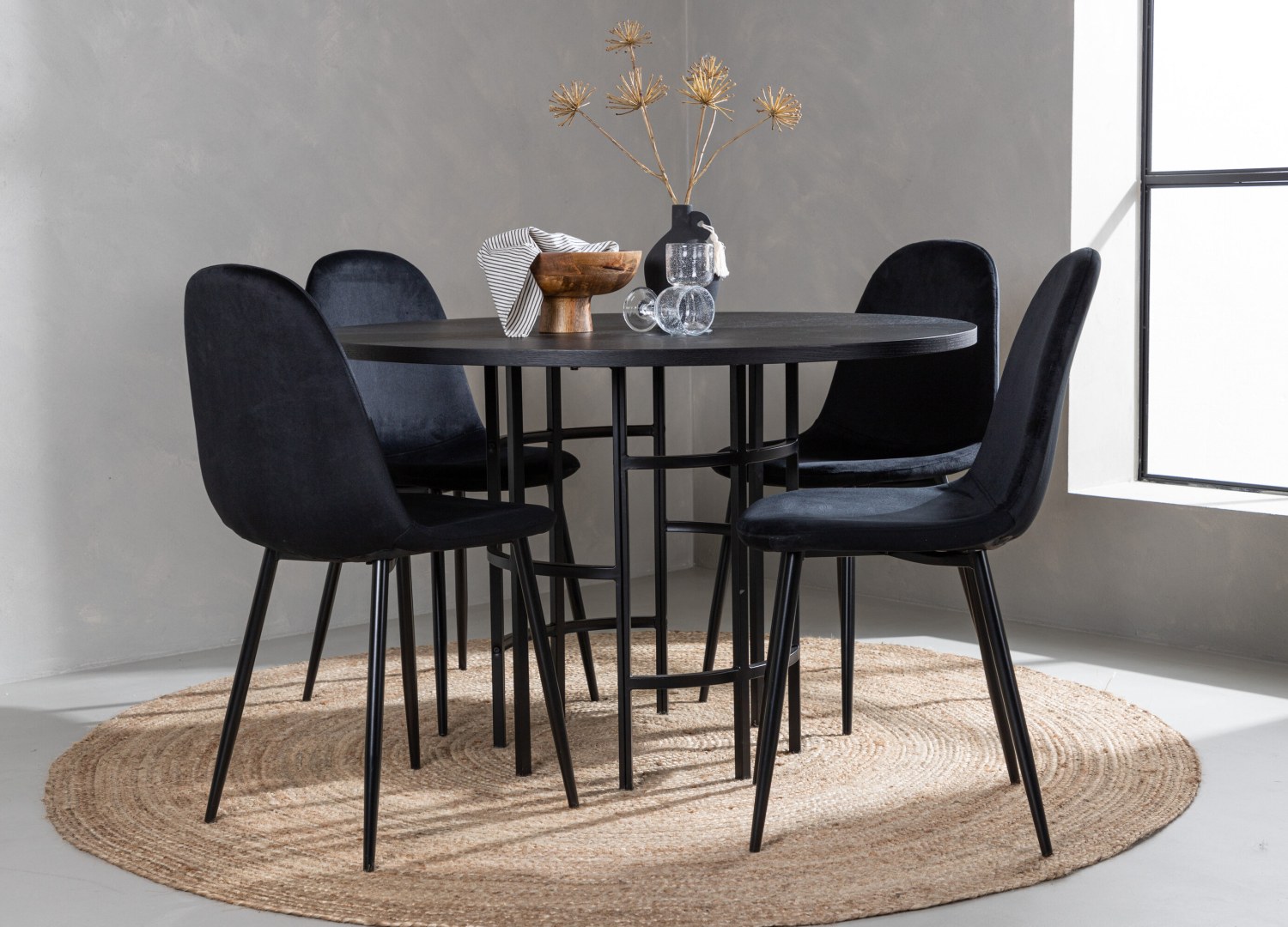 Ensemble table à manger ronde Copenhagen avec 4 chaises Polar dans une salle à manger