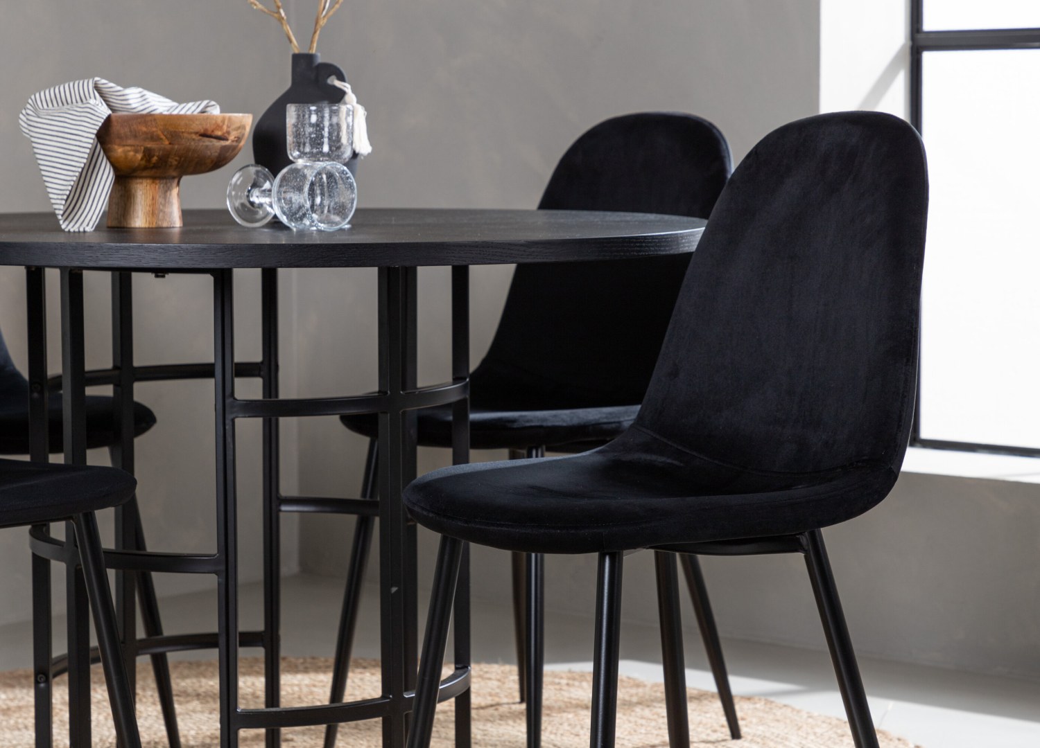 Table ronde Copenhagen et 4 chaises Polar présentées dans un intérieur contemporain