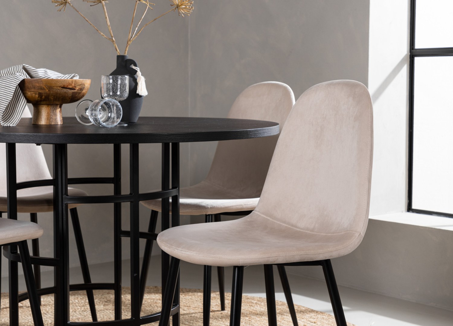 Table ronde Copenhagen et 4 chaises Polar présentées dans un intérieur contemporain
