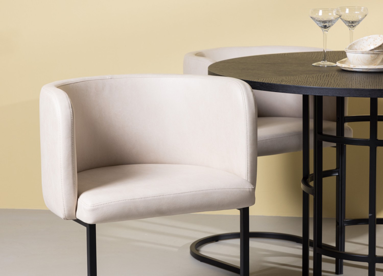 Table ronde Copenhagen et 4 chaises Simrishamn présentées dans un intérieur contemporain