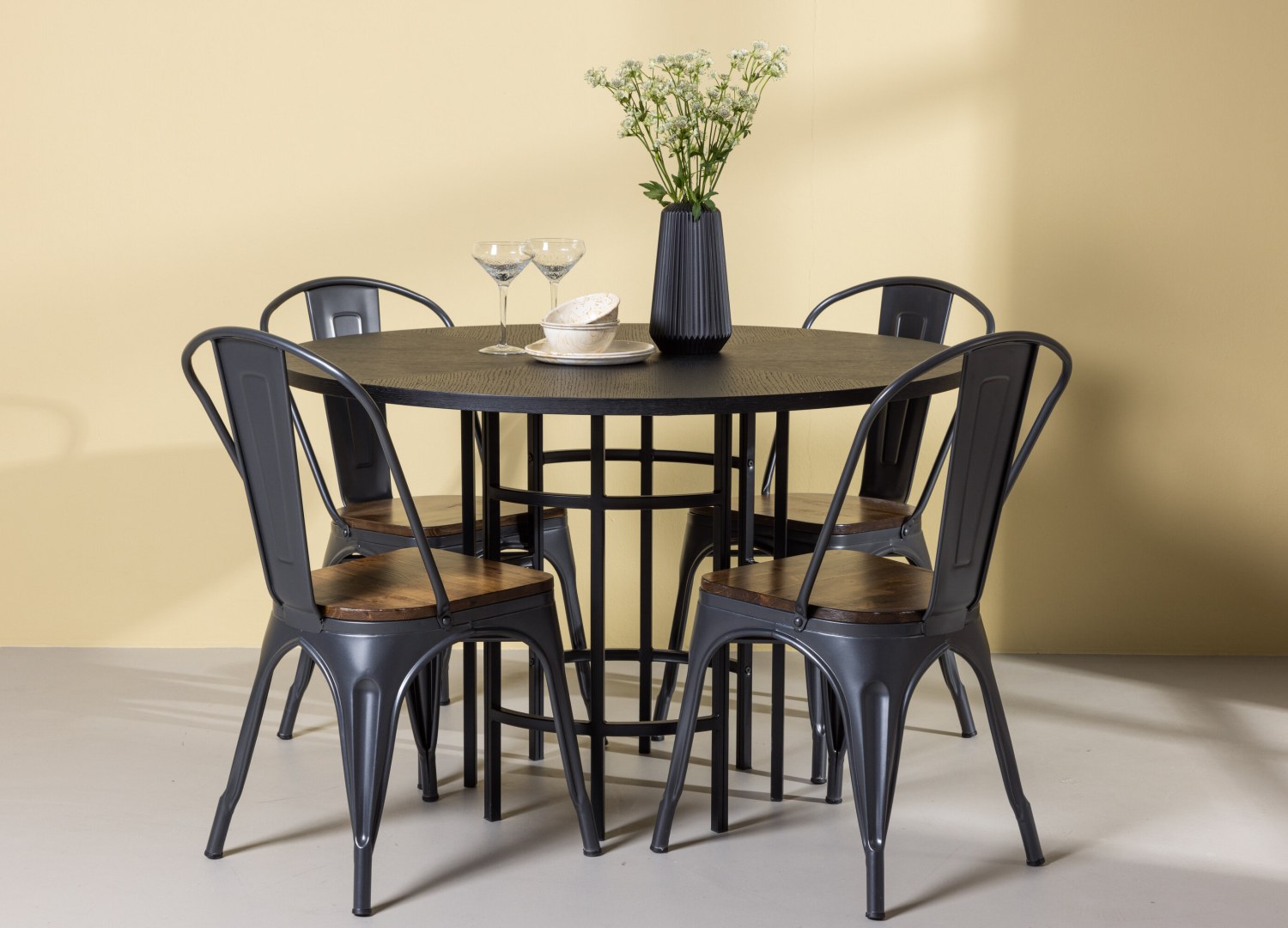 Ensemble table à manger ronde Copenhagen avec 4 chaises Tempe dans une salle à manger
