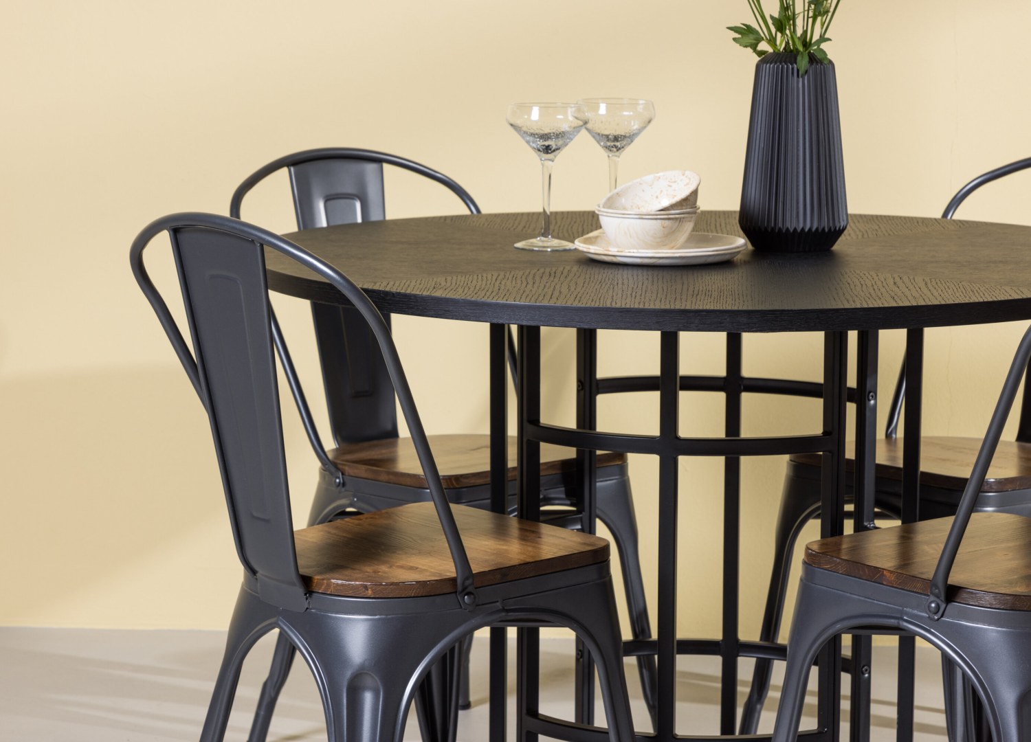 Table ronde Copenhagen et 4 chaises Tempe présentées dans un intérieur contemporain