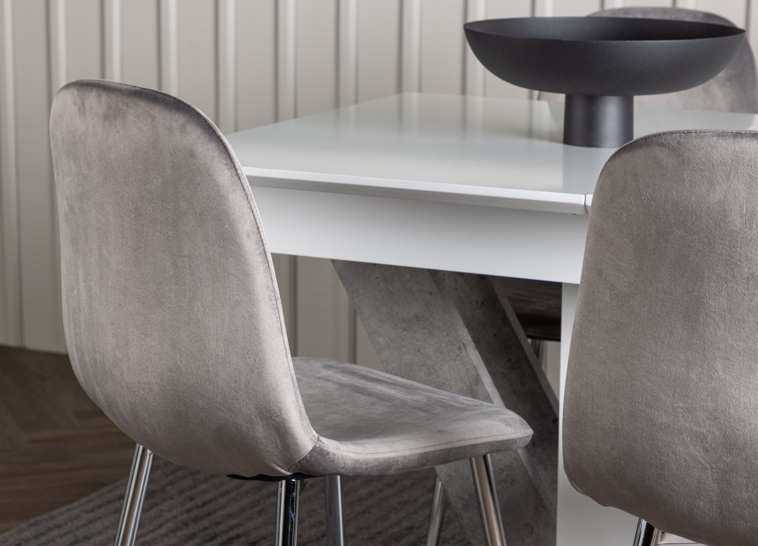 Table rectangulaire Disa et 4 chaises Eva présentées dans un intérieur contemporain