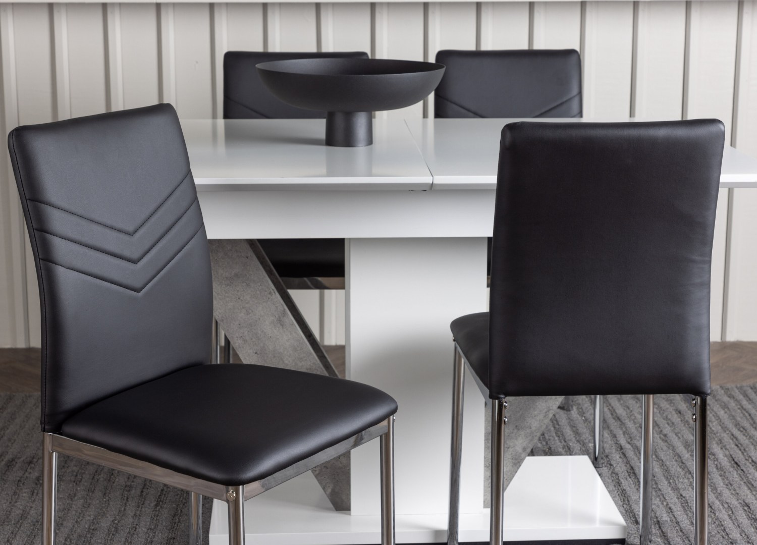 Table rectangulaire Disa et 4 chaises Lily présentées dans un intérieur contemporain