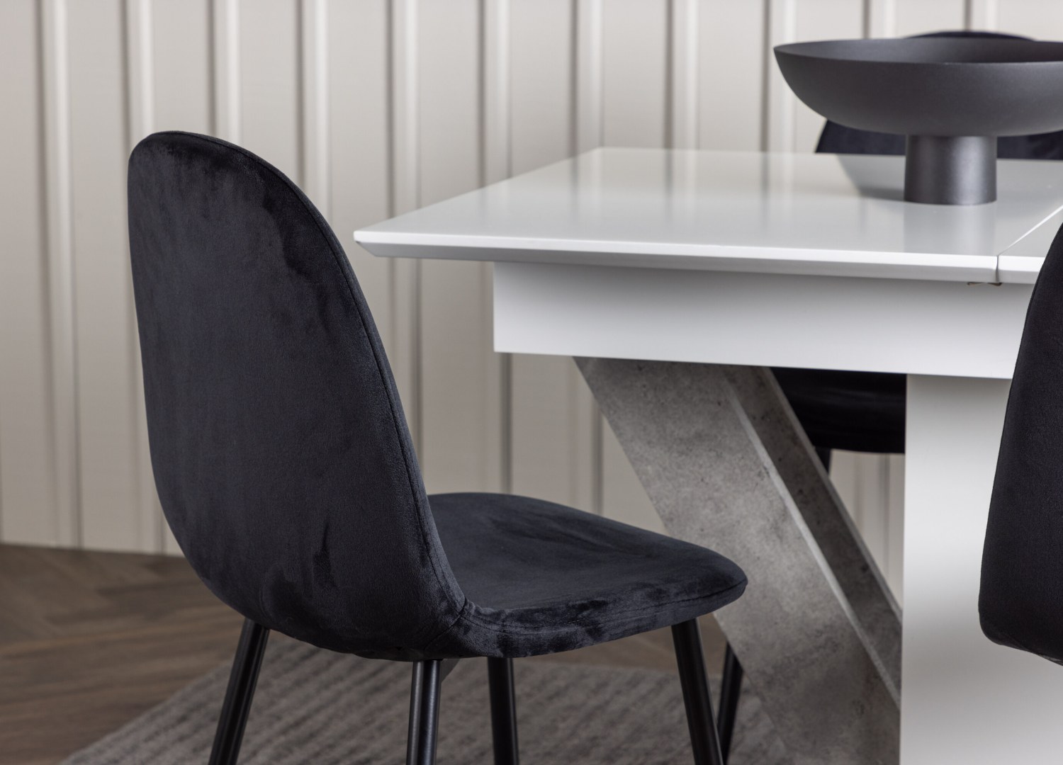 Table rectangulaire Disa et 4 chaises Polar présentées dans un intérieur contemporain