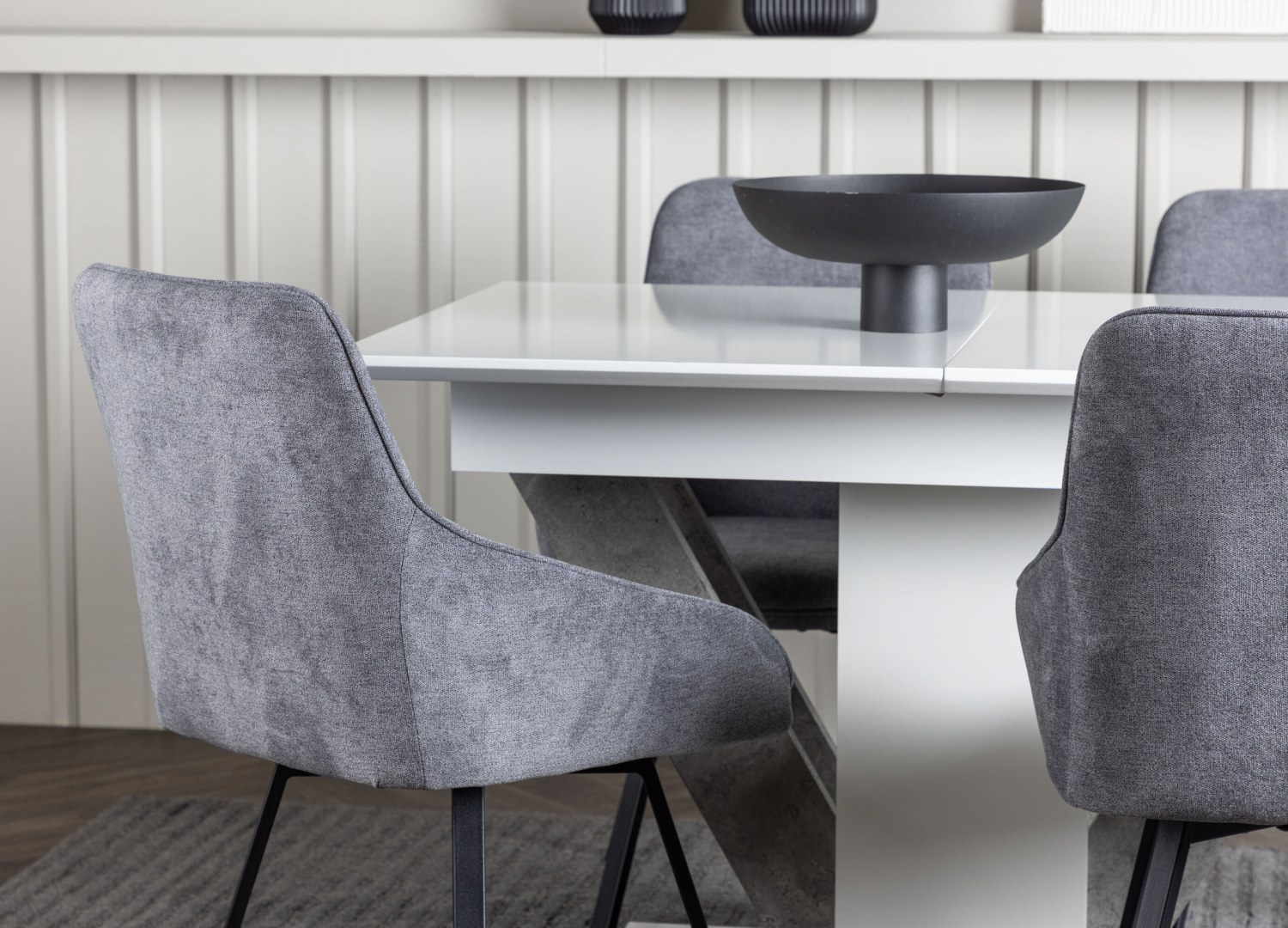 Table rectangulaire Disa et 4 chaises Rosie présentées dans un intérieur contemporain