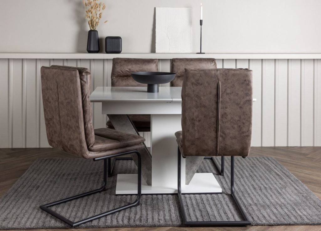 Ensemble table à manger rectangulaire Disa avec 4 chaises Zizo dans une salle à manger