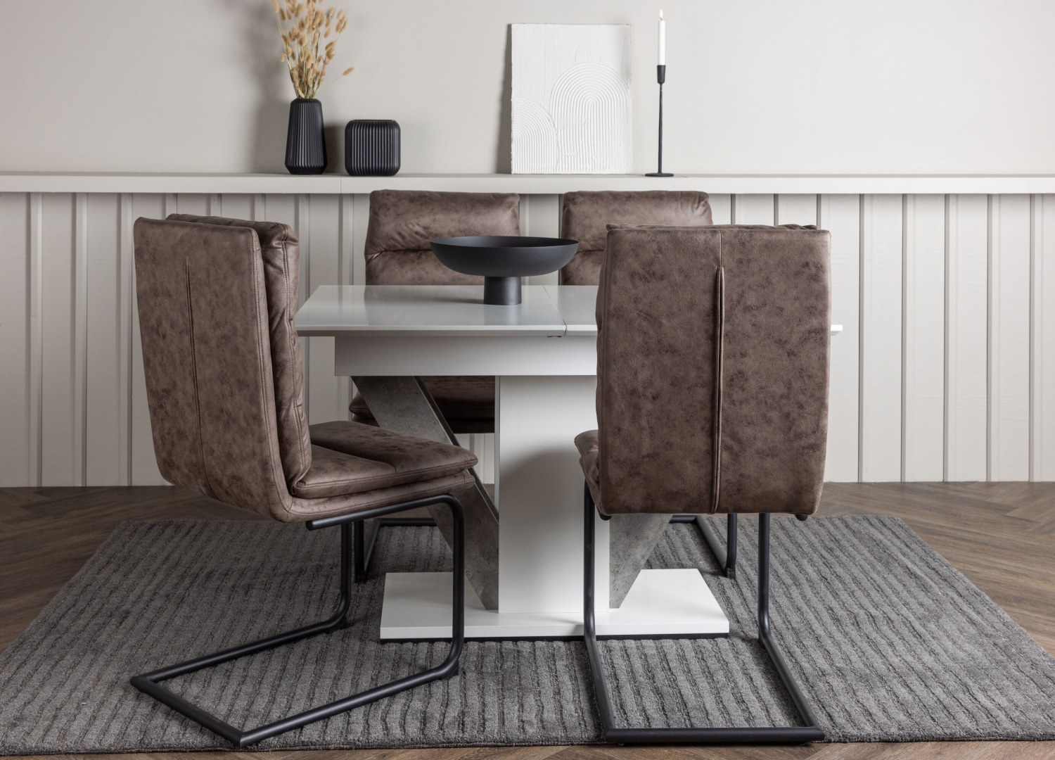 Ensemble table à manger rectangulaire Disa avec 4 chaises Zizo dans une salle à manger