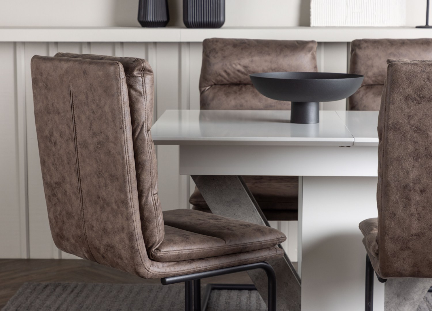 Table rectangulaire Disa et 4 chaises Zizo présentées dans un intérieur contemporain
