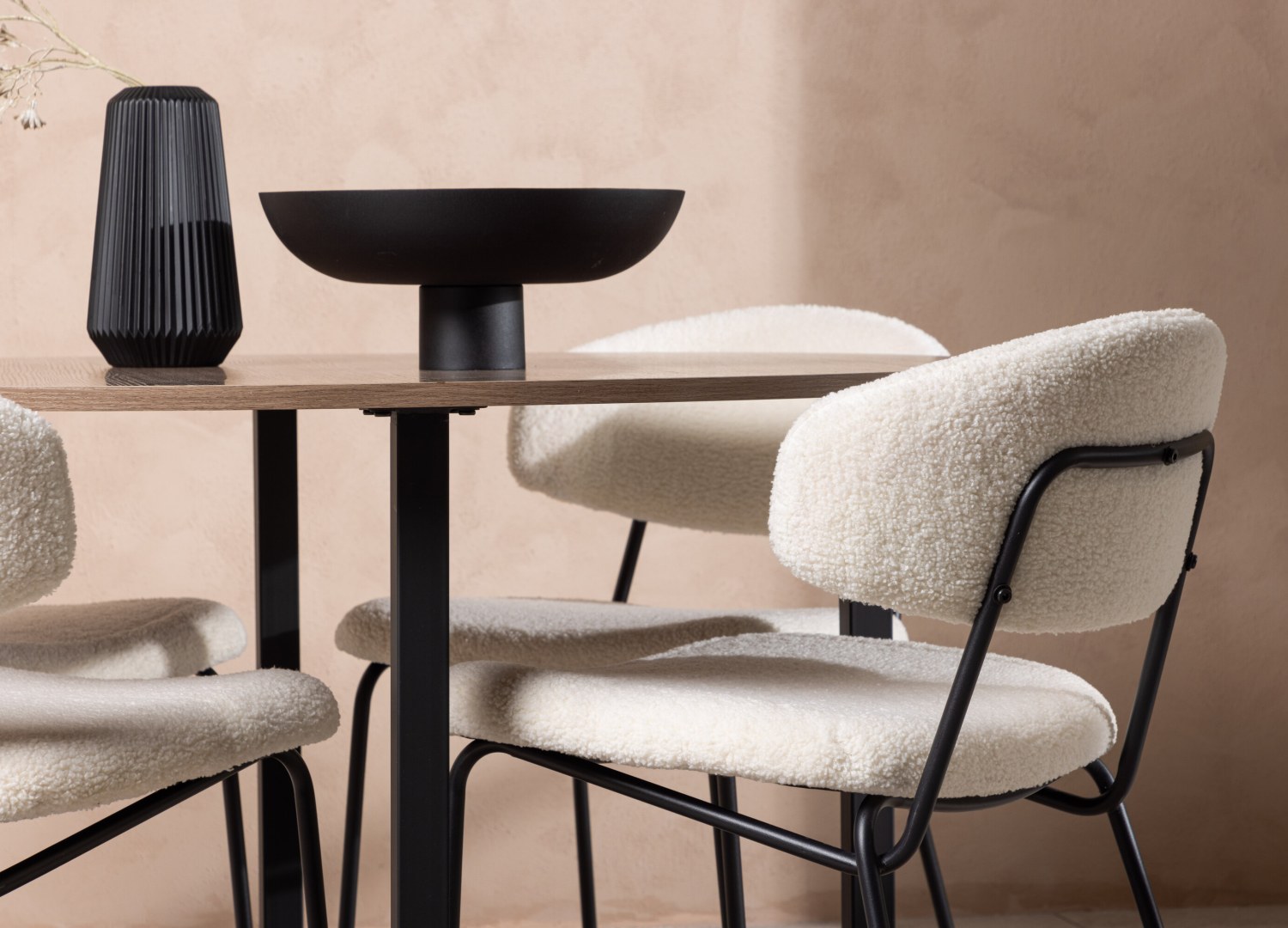 Table ronde Durango et 4 chaises Chico présentées dans un intérieur contemporain
