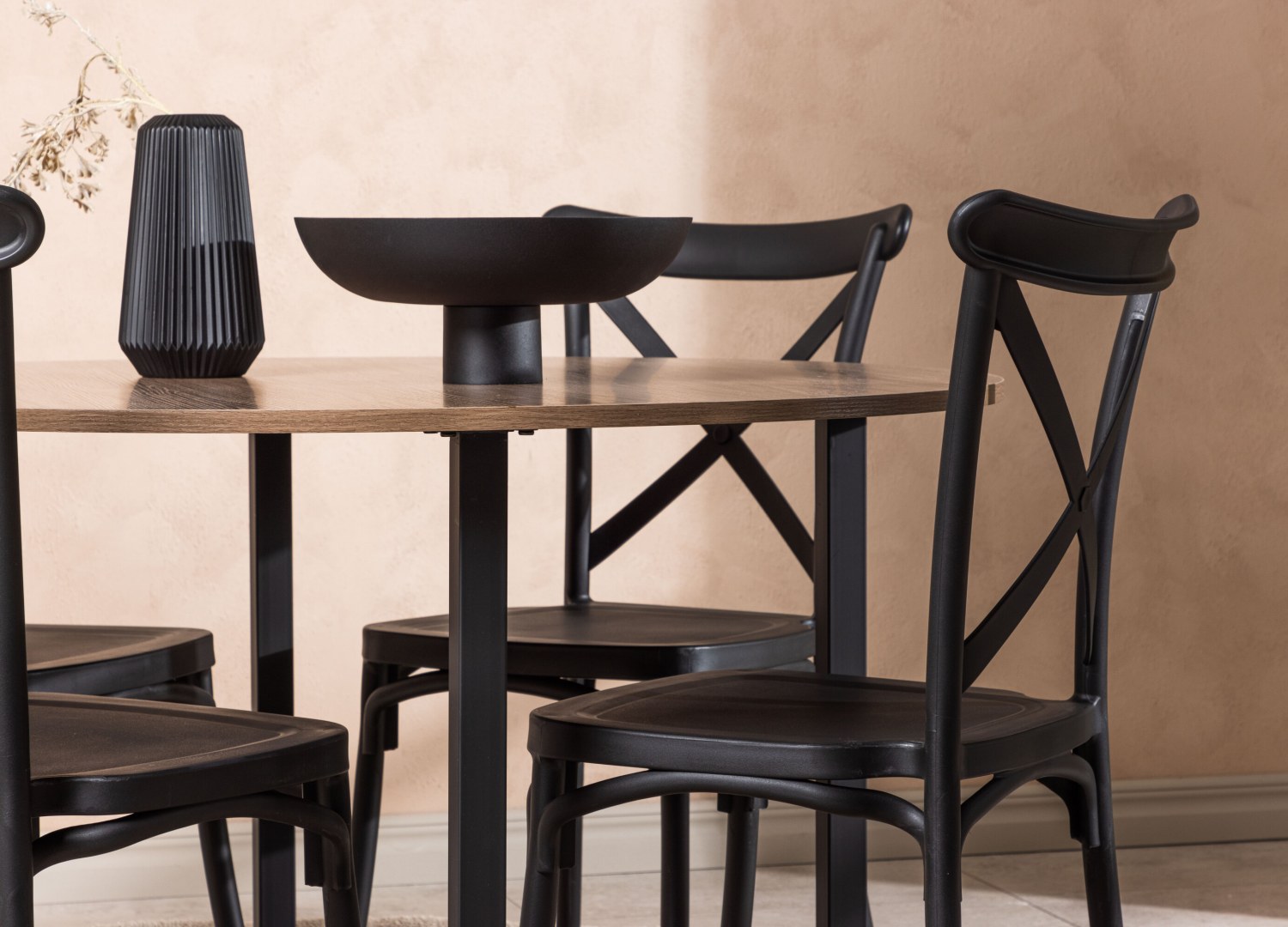 Table ronde Durango et 4 chaises Crosett présentées dans un intérieur contemporain