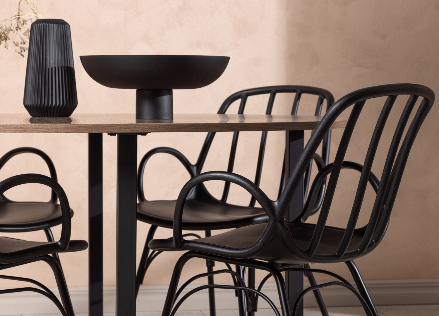 Table ronde Durango et 4 chaises Dyrön présentées dans un intérieur contemporain