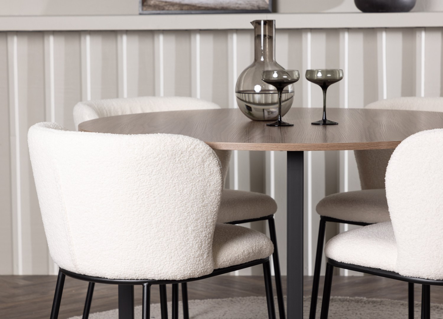 Table ronde Durango et 4 chaises Edina présentées dans un intérieur contemporain