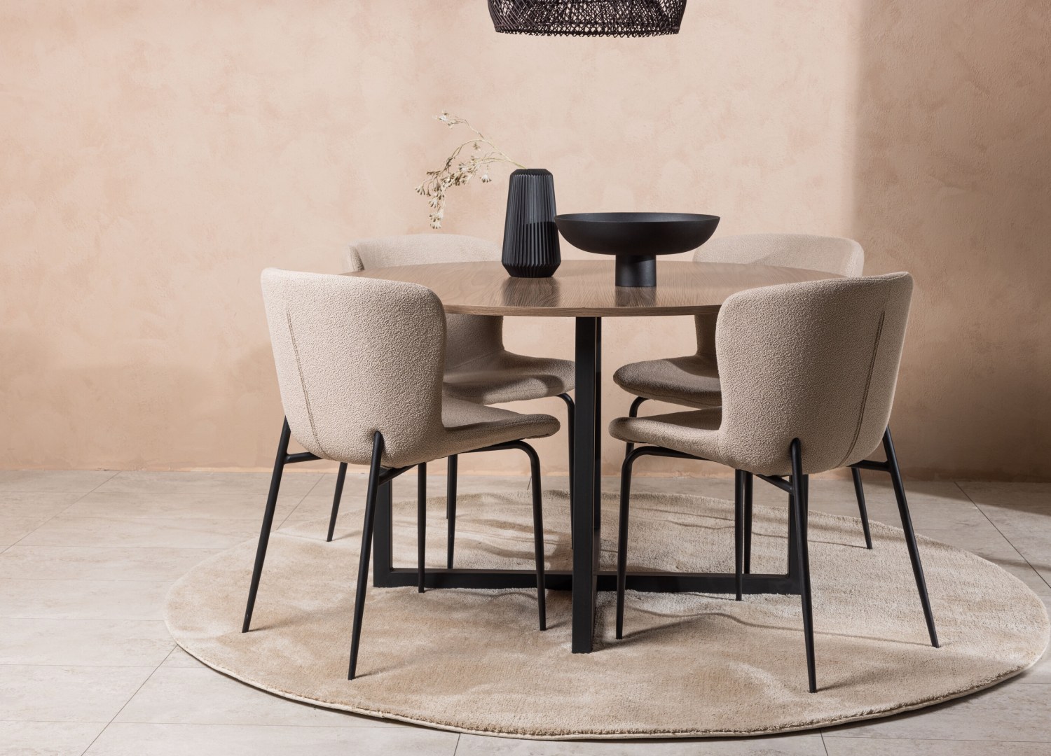 Ensemble table à manger ronde Durango avec 4 chaises Modesto dans une salle à manger