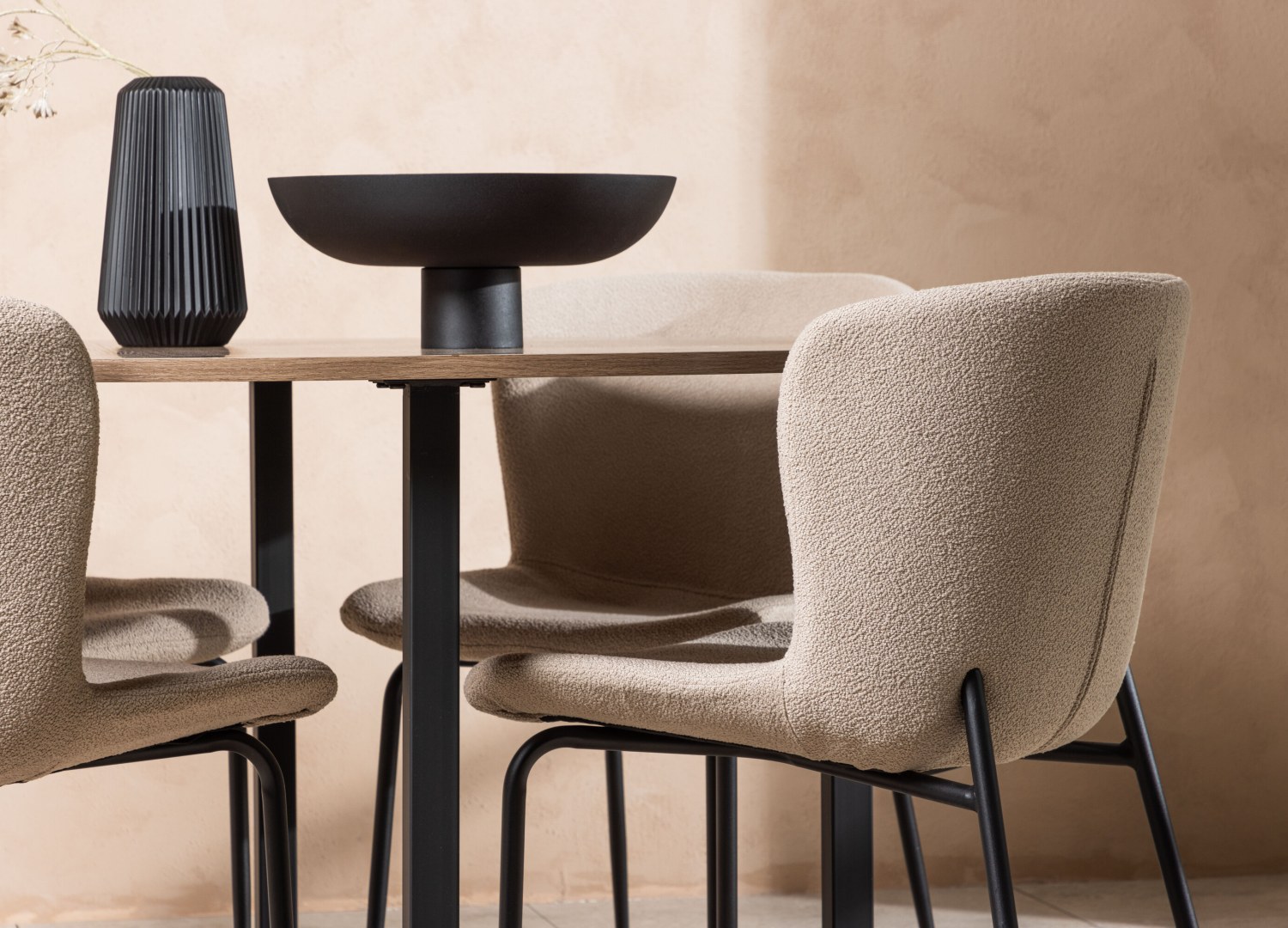 Table ronde Durango et 4 chaises Modesto présentées dans un intérieur contemporain