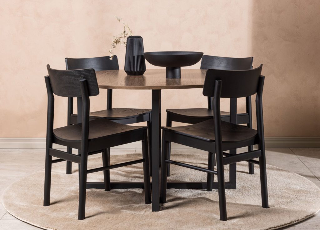 Ensemble table à manger ronde Durango avec 4 chaises Montros dans une salle à manger