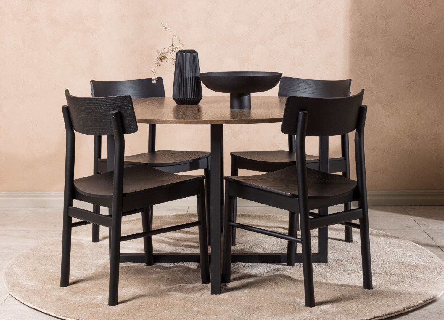 Ensemble table à manger ronde Durango avec 4 chaises Montros dans une salle à manger