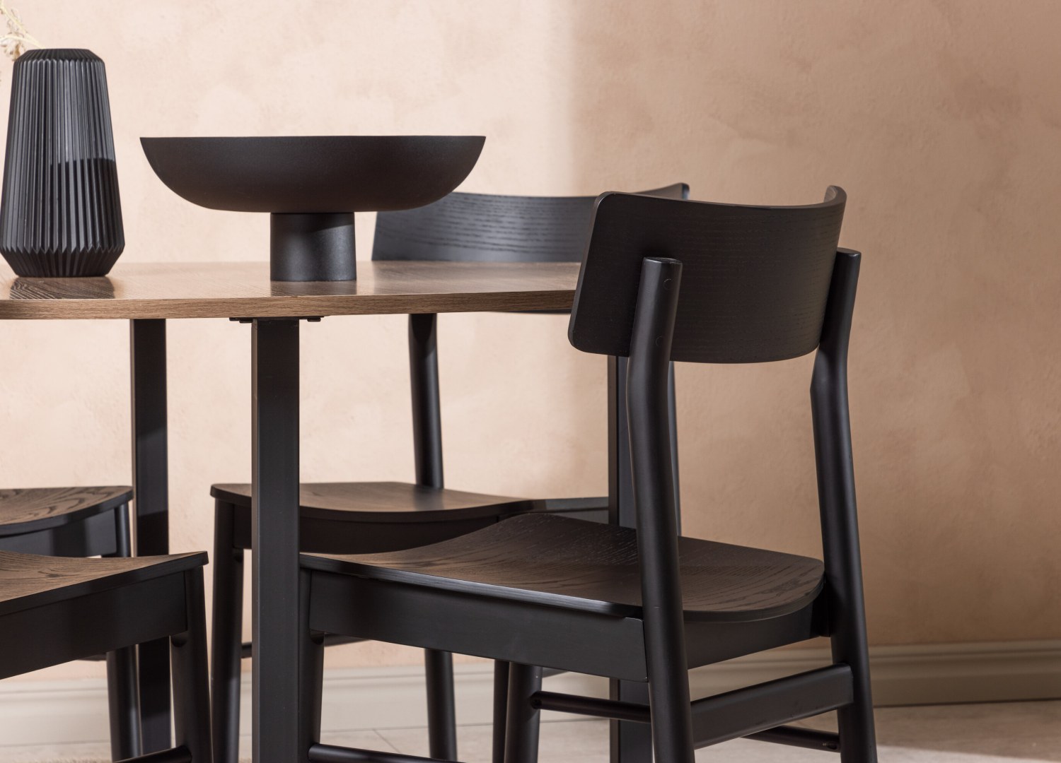 Table ronde Durango et 4 chaises Montros présentées dans un intérieur contemporain