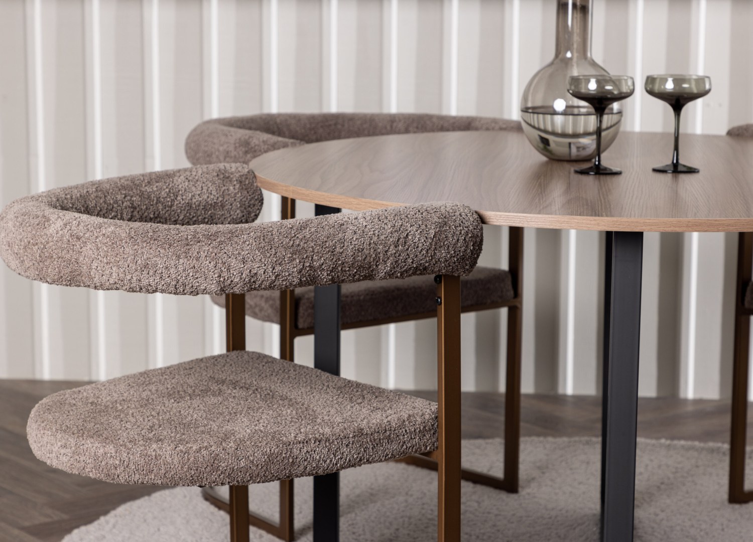 Table ronde Durango et 4 chaises Morning présentées dans un intérieur contemporain