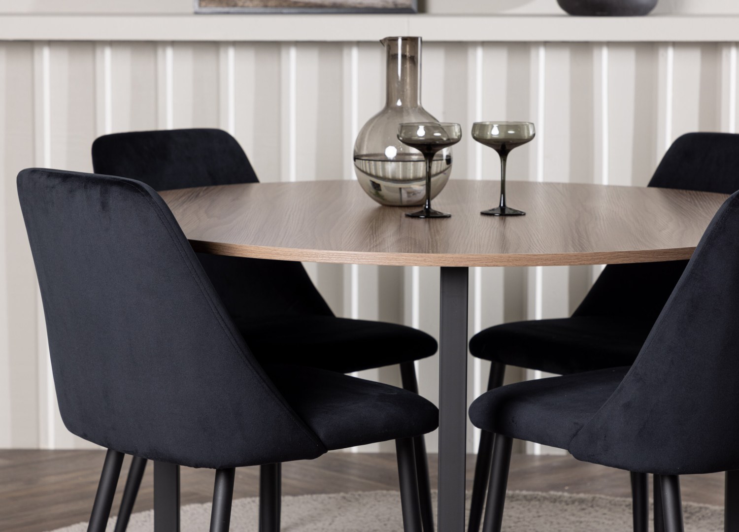 Table ronde Durango et 4 chaises Night présentées dans un intérieur contemporain