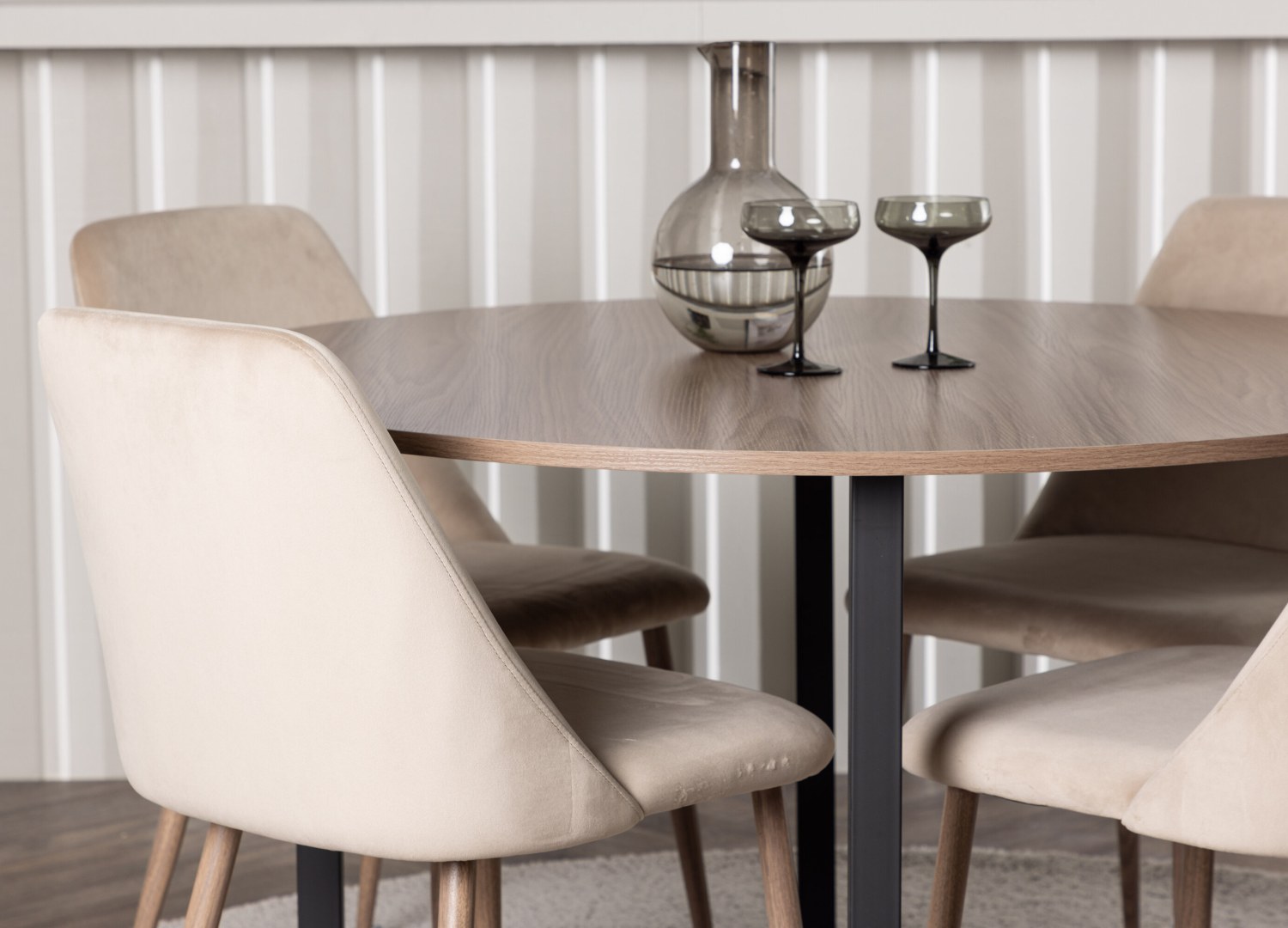 Table ronde Durango et 4 chaises Night présentées dans un intérieur contemporain