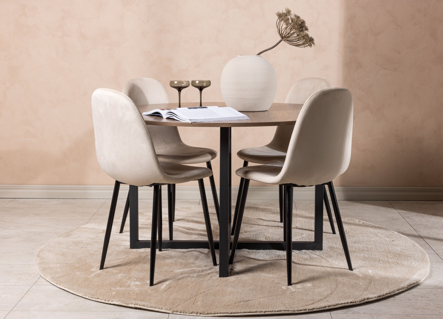 Ensemble table à manger ronde Durango avec 4 chaises Polar dans une salle à manger