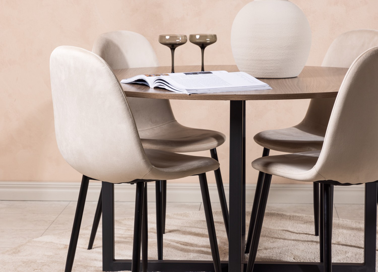 Table ronde Durango et 4 chaises Polar présentées dans un intérieur contemporain