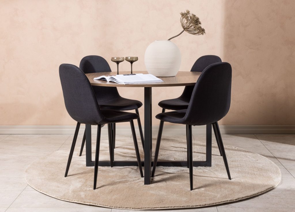 Ensemble table à manger ronde Durango avec 4 chaises Polar dans une salle à manger