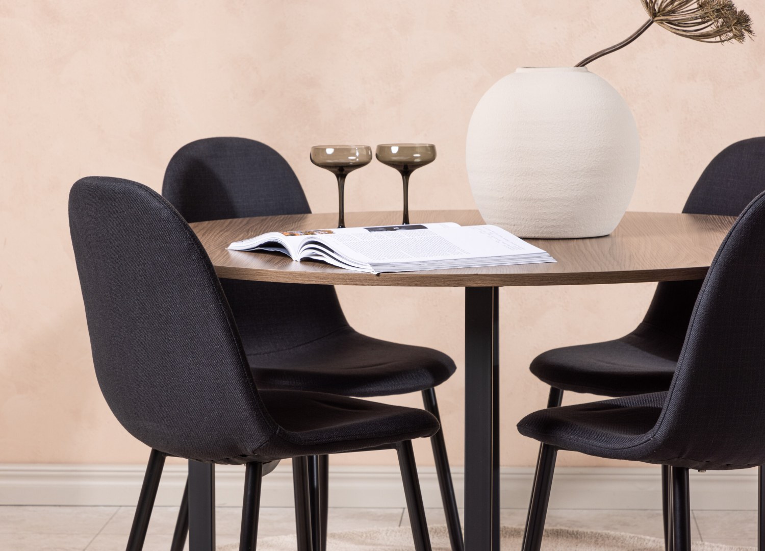 Table ronde Durango et 4 chaises Polar présentées dans un intérieur contemporain