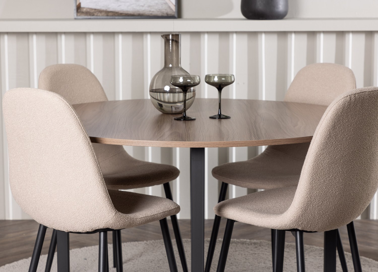 Table ronde Durango et 4 chaises Polar présentées dans un intérieur contemporain
