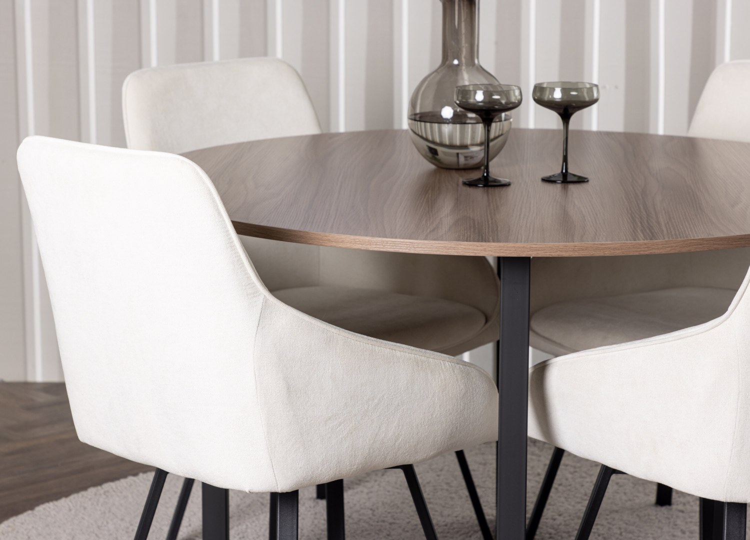 Table ronde Durango et 4 chaises Rosie présentées dans un intérieur contemporain