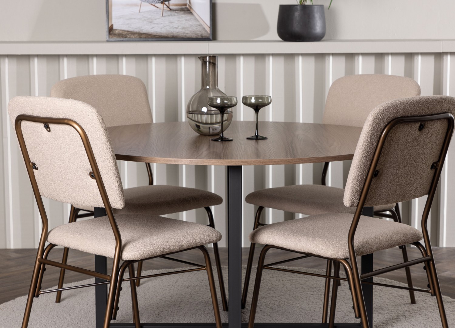 Table ronde Durango et 4 chaises Seda présentées dans un intérieur contemporain