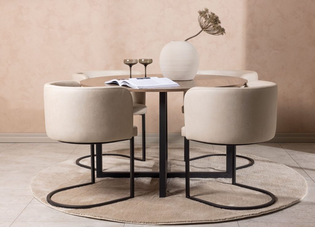Ensemble table à manger ronde Durango avec 4 chaises Simrishamn dans une salle à manger