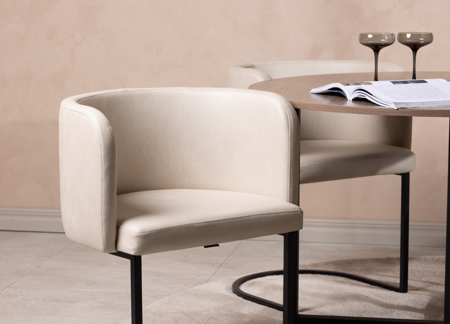 Table ronde Durango et 4 chaises Simrishamn présentées dans un intérieur contemporain