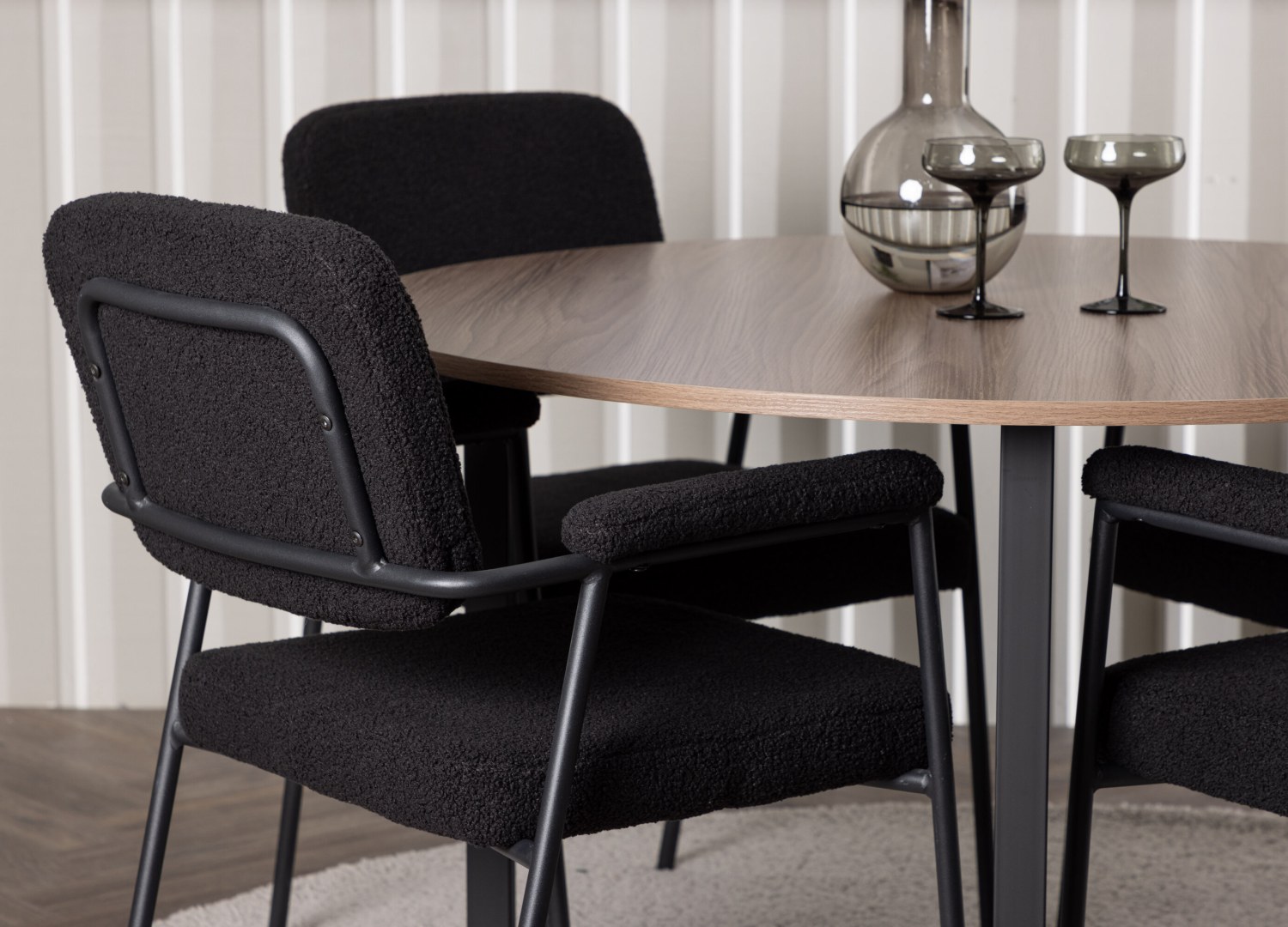 Table ronde Durango et 4 chaises Yesterday présentées dans un intérieur contemporain