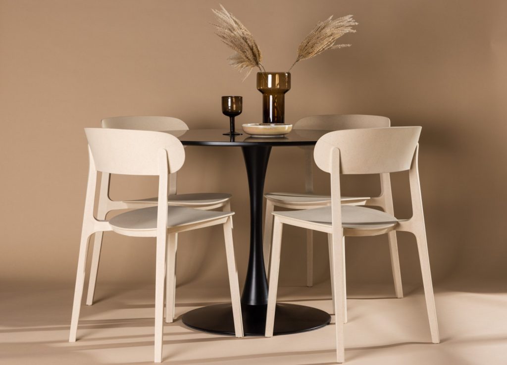 Ensemble table à manger ronde Glade avec 4 chaises Åstol dans une salle à manger
