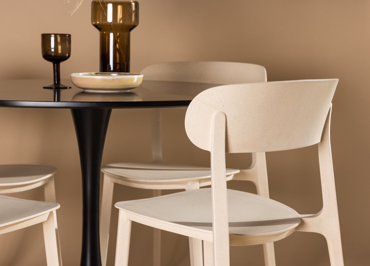 Table ronde Glade et 4 chaises Åstol présentées dans un intérieur contemporain