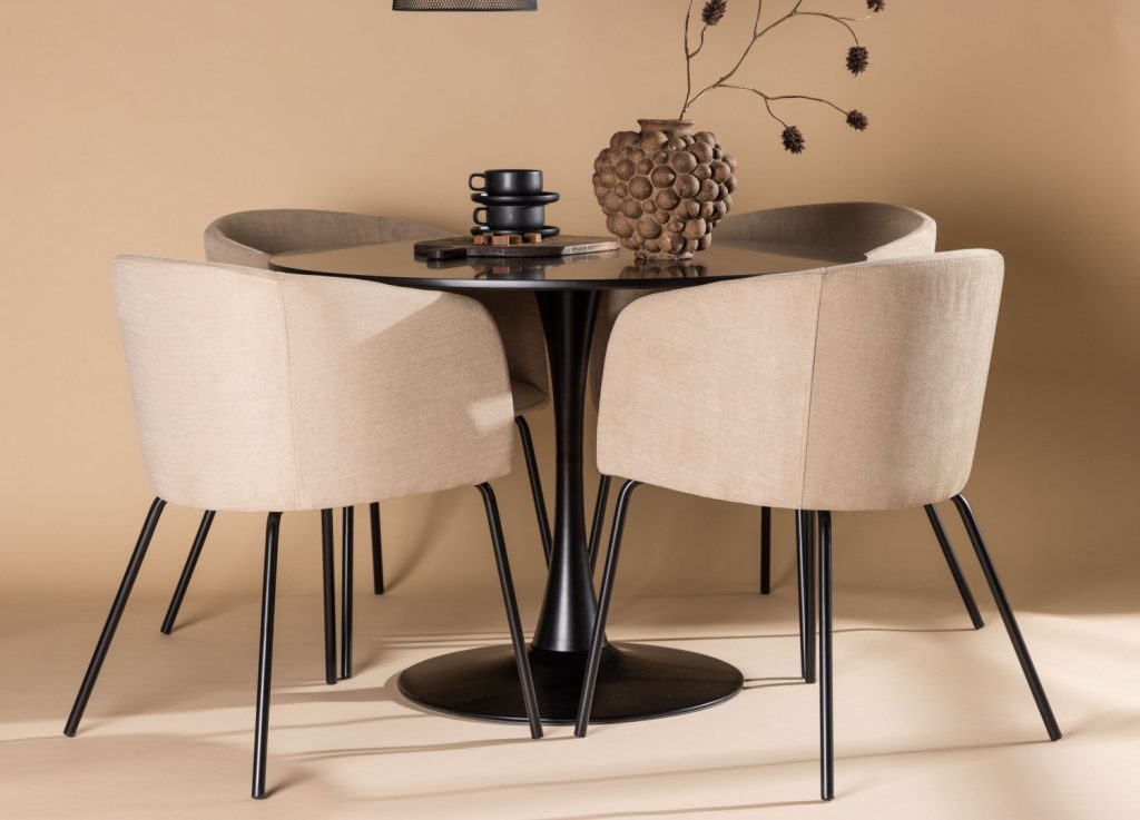 Ensemble table à manger ronde Glade avec 4 chaises Berit dans une salle à manger