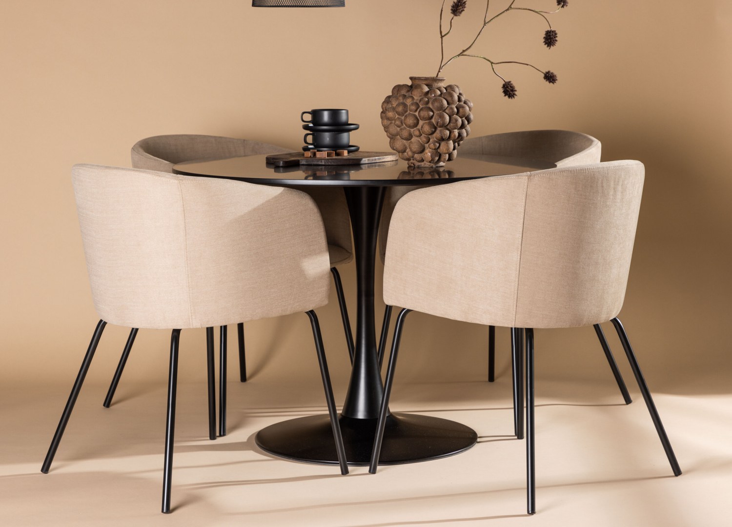 Ensemble table à manger ronde Glade avec 4 chaises Berit dans une salle à manger