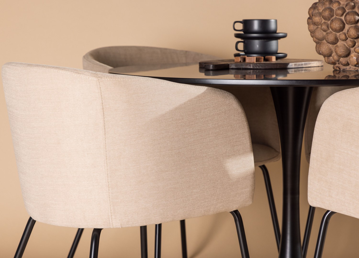 Table ronde Glade et 4 chaises Berit présentées dans un intérieur contemporain