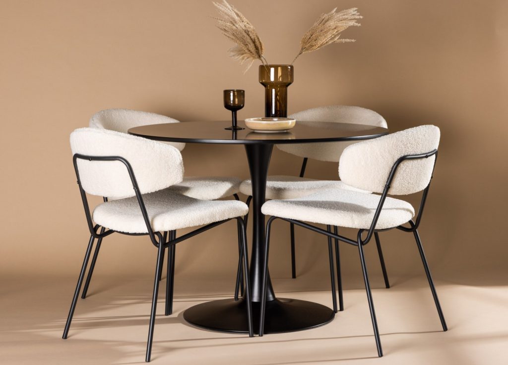 Ensemble table à manger ronde Glade avec 4 chaises Chico dans une salle à manger