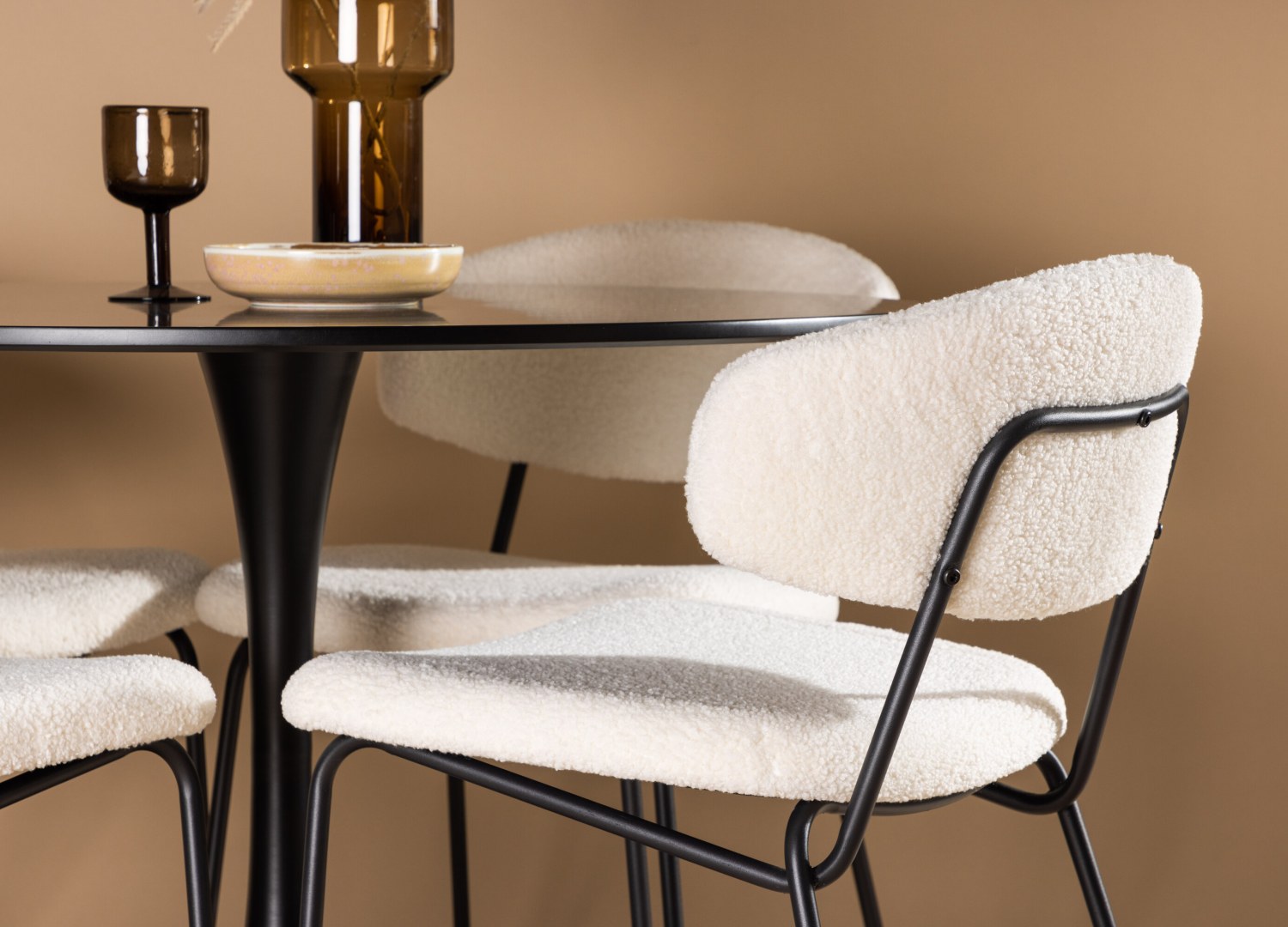 Table ronde Glade et 4 chaises Chico présentées dans un intérieur contemporain