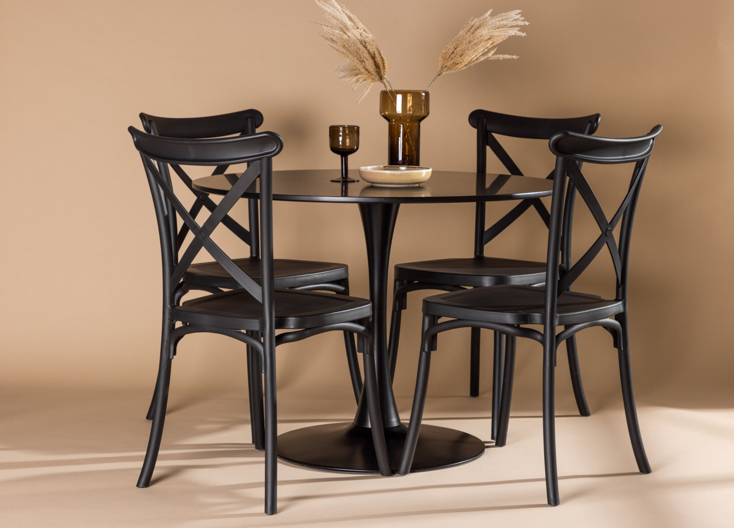 Ensemble table à manger ronde Glade avec 4 chaises Crosett dans une salle à manger