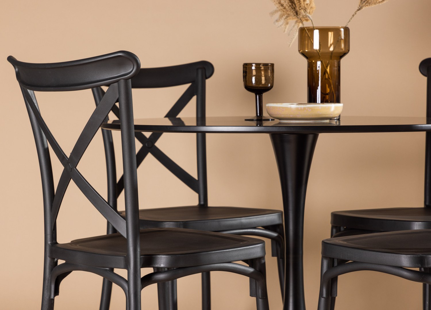 Table ronde Glade et 4 chaises Crosett présentées dans un intérieur contemporain