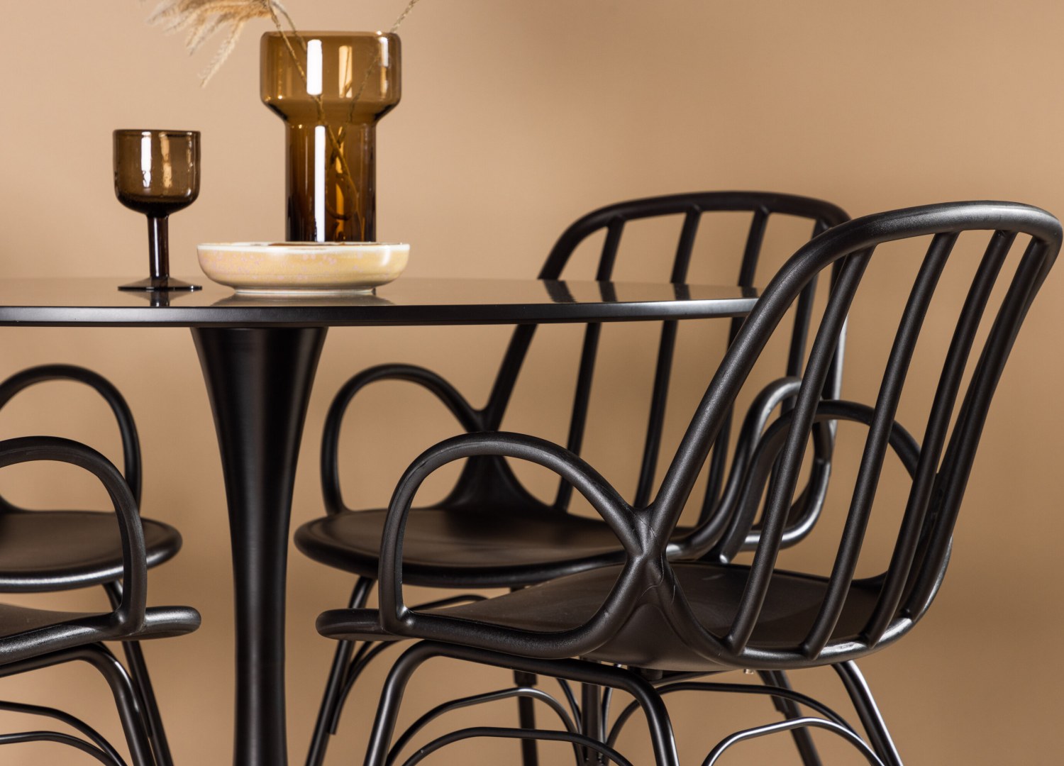 Table ronde Glade et 4 chaises Dyrön présentées dans un intérieur contemporain